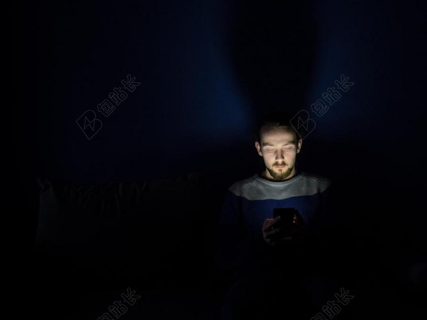 男性 夜 黑暗中 光 电话 智能手机 社会媒体 社会化媒体