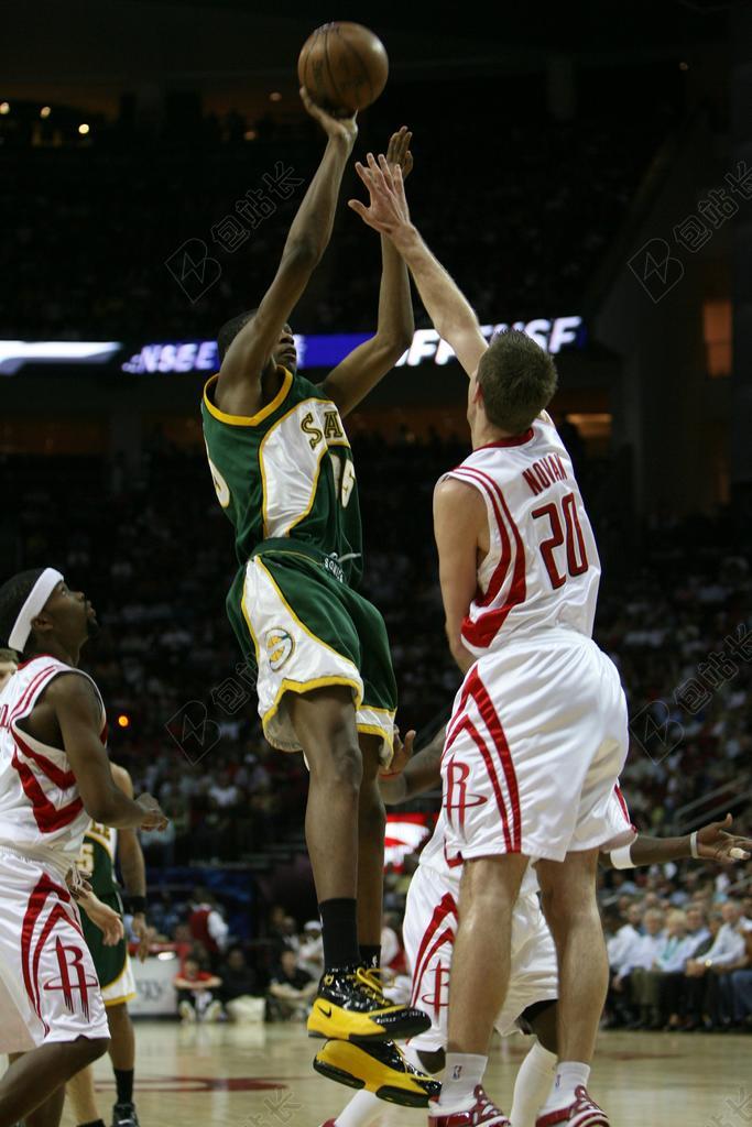 运动热烈正在打篮球的选手们比赛篮球球场背景图片