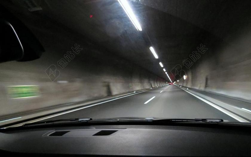 摄影清新隧道里快速行车背景图片