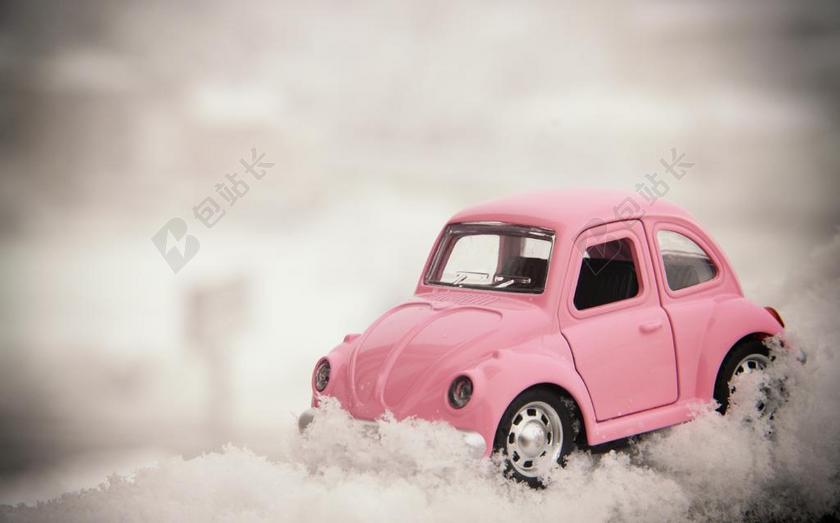 广告简约粉红色玩具小轿车在雪地里宣传背景图片