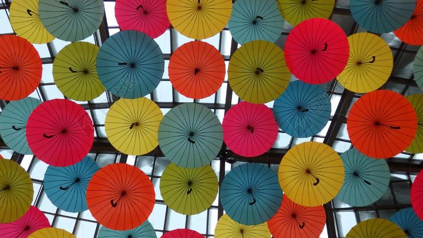 天花板上彩色的雨伞背景图片