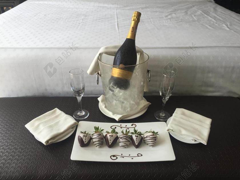 巧克力草莓 香槟 周年 酒店的房间