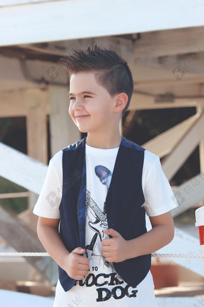 户外玩耍帅气穿马甲男孩背景图片