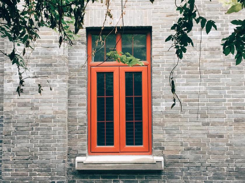 复古墙面上一扇红色的窗背景图片