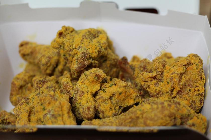 黄色食物香酥快餐盒里面的炸鸡炸鸡油炸小吃背景图片