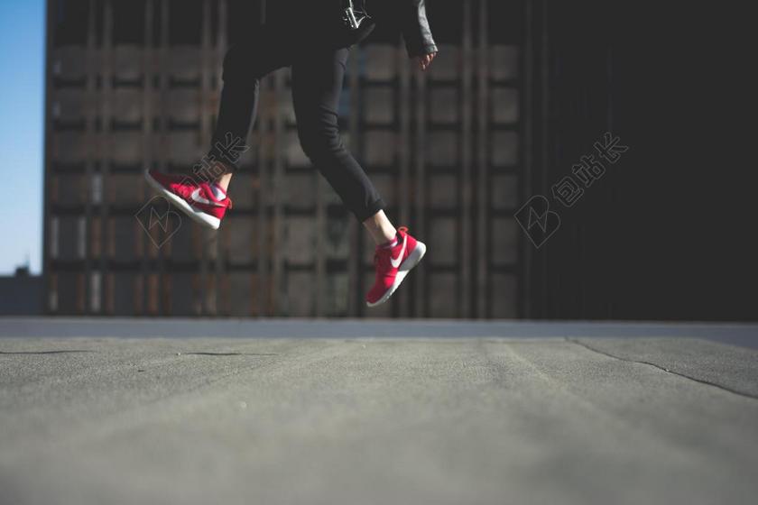 人 跳跃 鞋 红色 耐克 城市 年轻 乐趣 快乐 欢乐