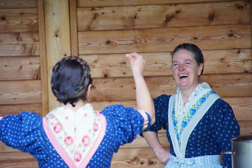 妇女 笑 舞蹈 开玩笑 积极 我喜欢 肖像 耳朵 意大利