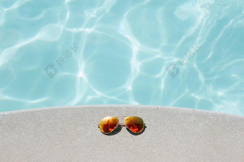 飞行员太阳镜 混凝土表面 池 娱乐 反思 度假村 太阳 游泳池