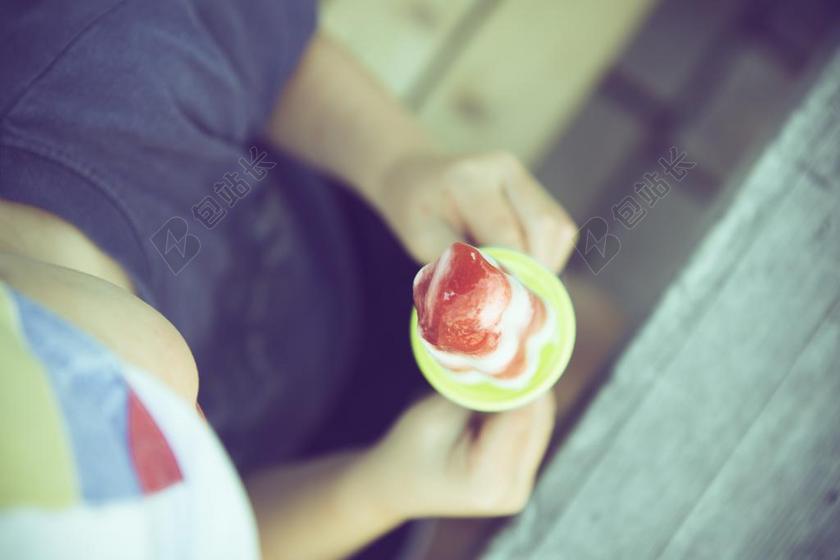 餐饮饮食吃冰激凌儿童背景图片