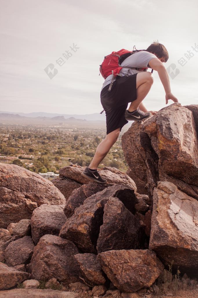 运动热烈正在攀登的人户外运动登山背景图片