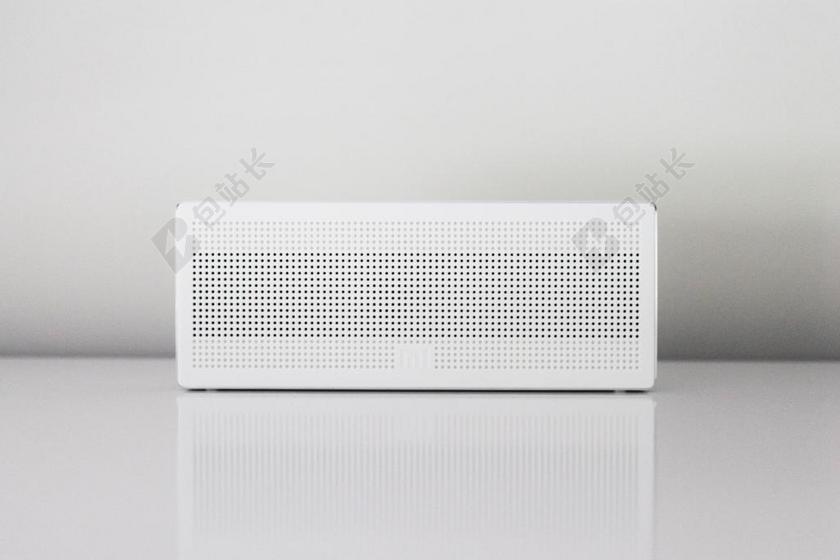 白色机械简单白色中间网格机器机器展示背景图片