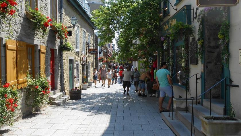 彩色街景清新房子绿植行人等街景街拍背景图片