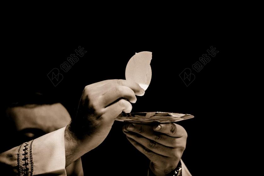 黑色夜晚教堂祈祷信仰背景图片