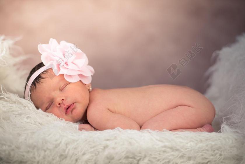 黄白美丽正在睡觉的婴儿睡眠可爱婴儿背景图片