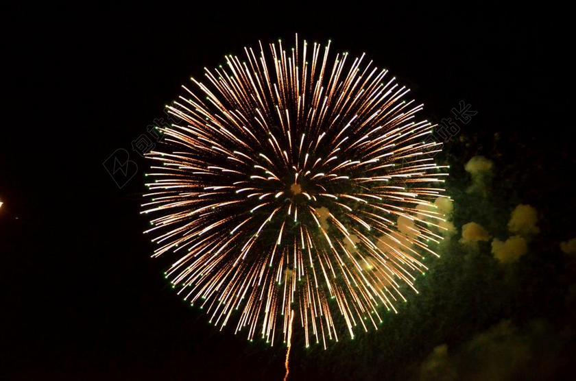 夜晚黑色火焰火球节日烟花背景图片