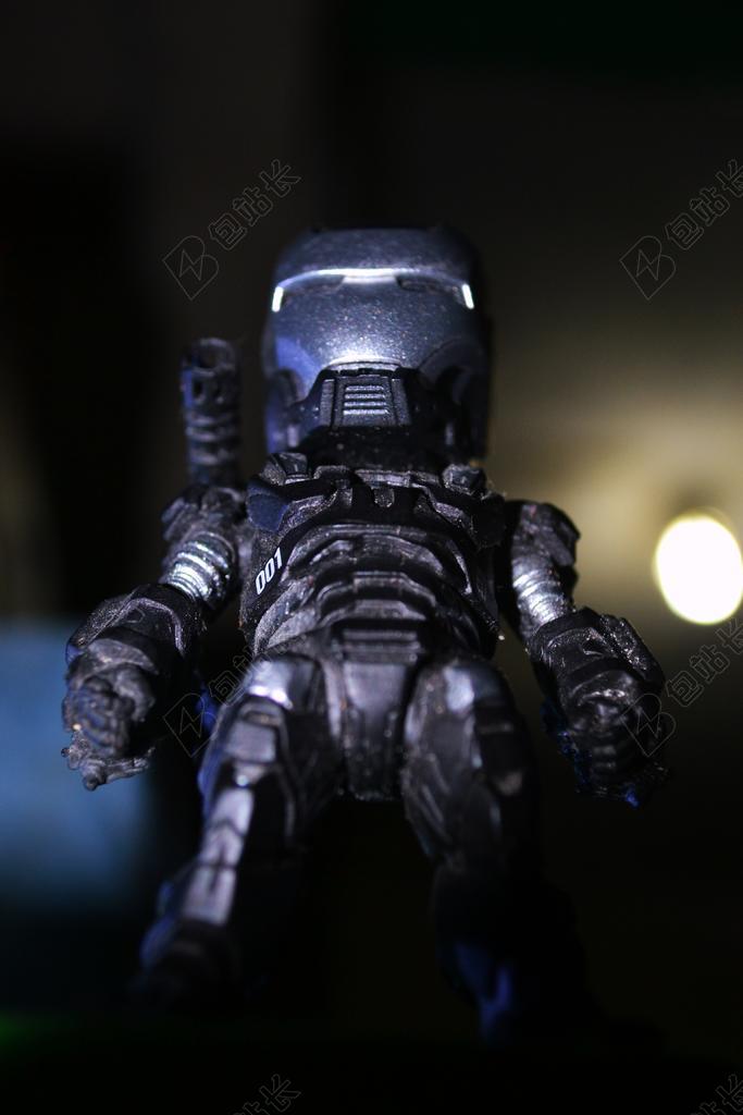 银色威武坚固的钢铁侠摆饰装饰英雄战斗背景图片