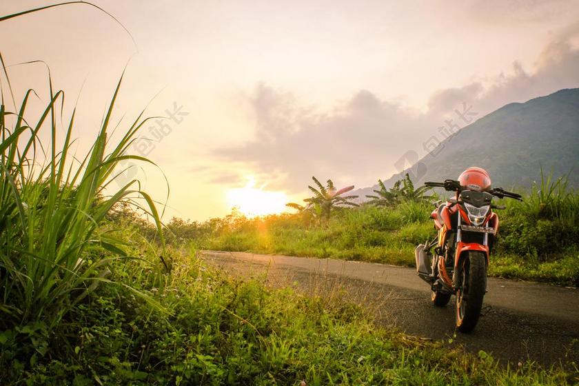 日落户外自然景观草地草坪摩托车背景图片
