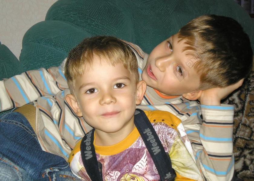 室内沙发听话乖巧兄弟俩背景图片