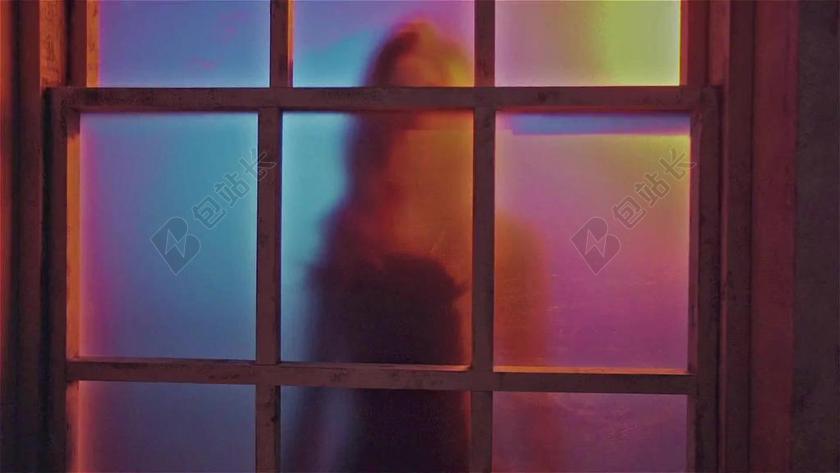 玻璃门 侧影 鬼 爬行