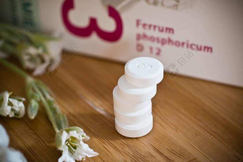 室内医疗救治药品药片花朵背景图片