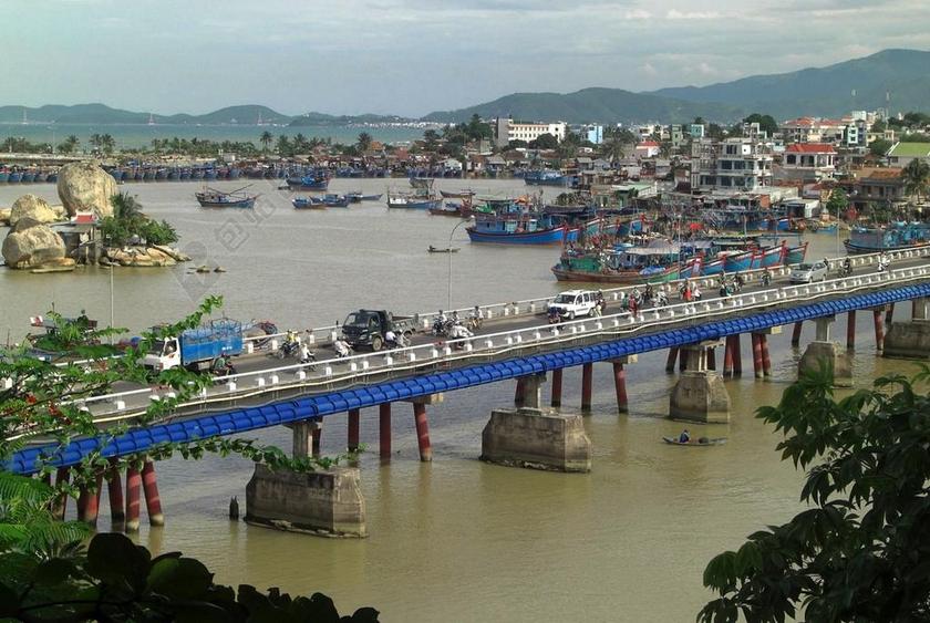越南芽庄 越南 湾 海港 水 船 船舶 桥 车辆 交通