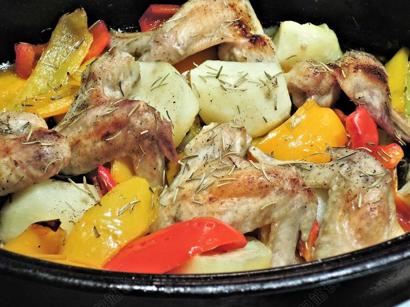 烤的辣椒炖煮的食物 鸡翅膀 土豆 迷迭香 大蒜 石油 食品 餐