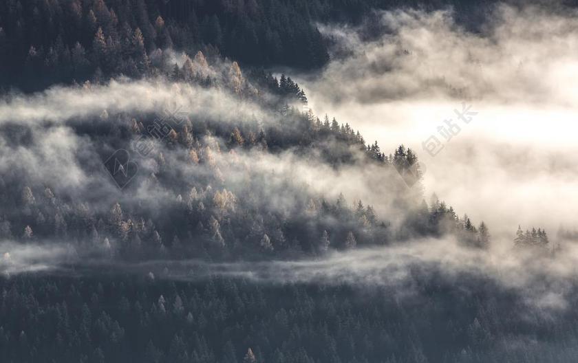 清新云层覆盖山顶背景图片