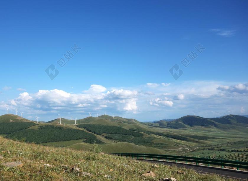 蓝绿自然壮阔蓝天白云下的群山原野自然旅游背景图片