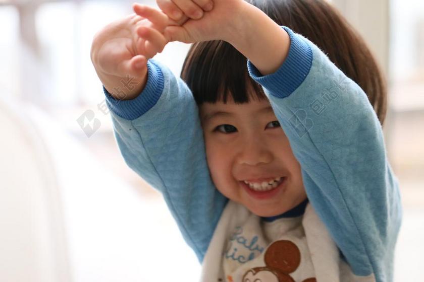 可爱微笑的小孩背景图片