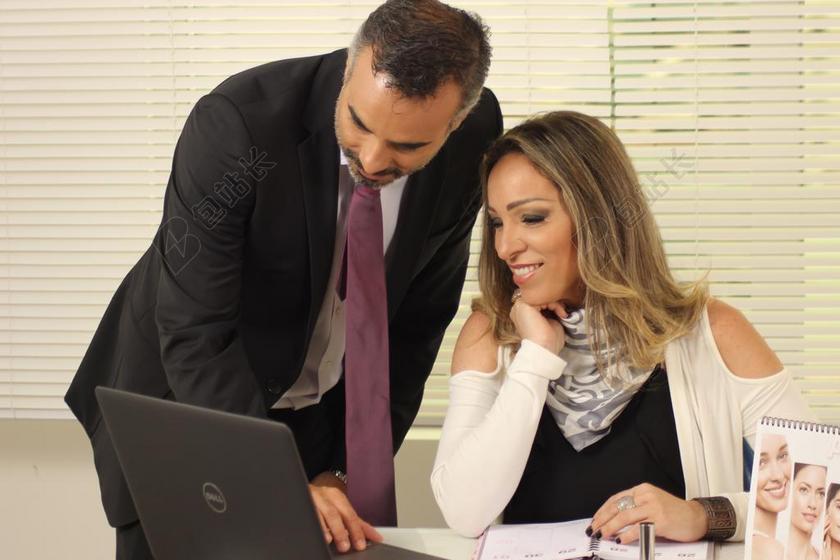 人物商务正在讨论的男女职场商务人物背景图片