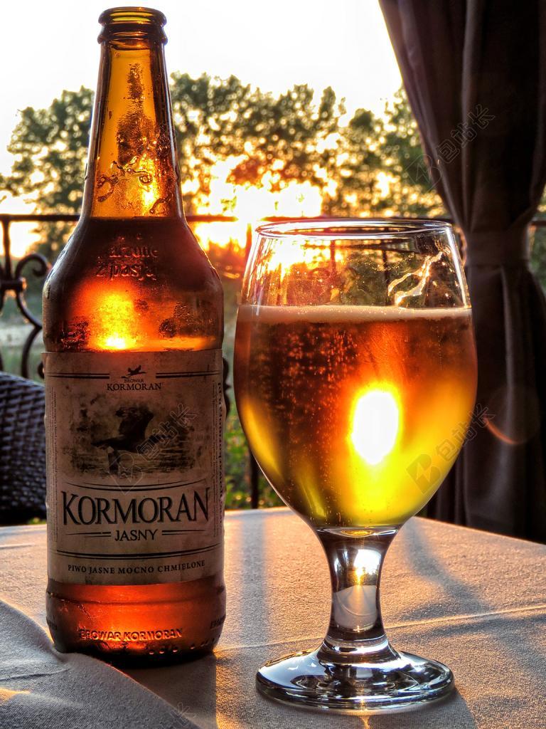 啤酒 淡啤酒 冰镇啤酒 鸬鹚啤酒 鸬鹚 瓶 一杯 日落