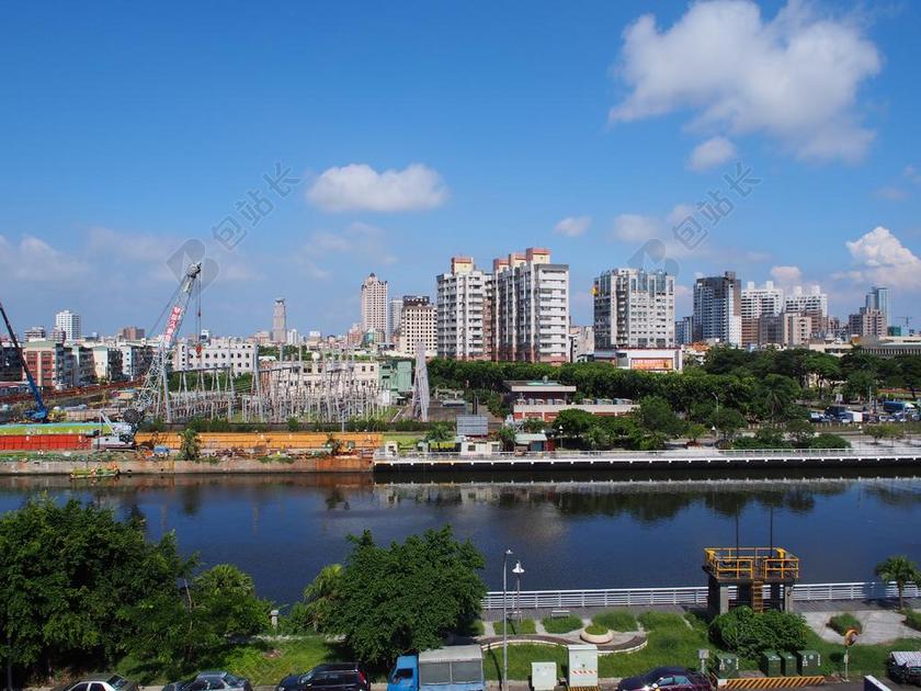 河川 市区 河边 河堤 晴天 路边停车