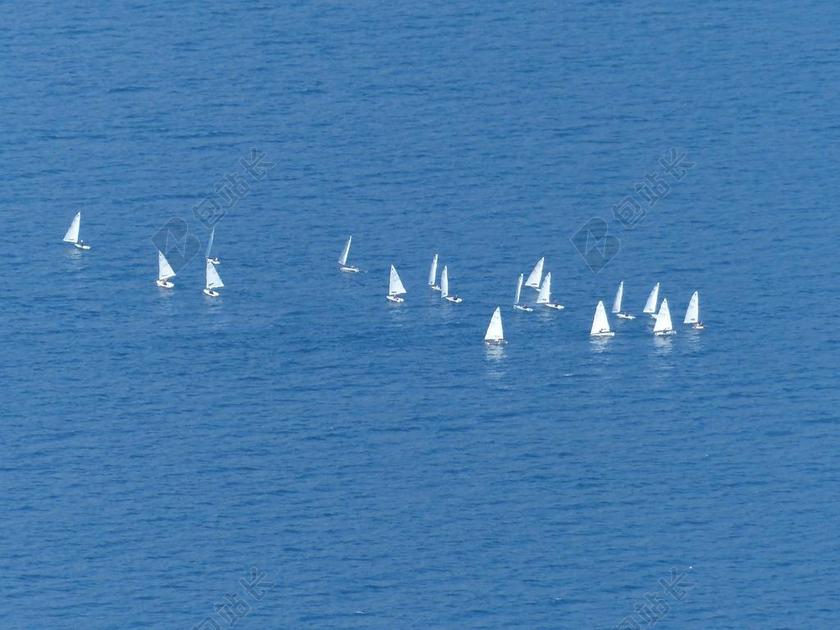 蓝色船舶海面的白色帆船背景图片