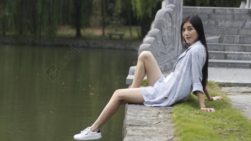 感情 烙印 美 女人 湖 池塘 腿 坐在 投标 亚洲