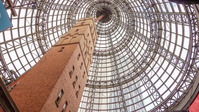 建筑现代棕色砖楼和钢铁外墙背景图片