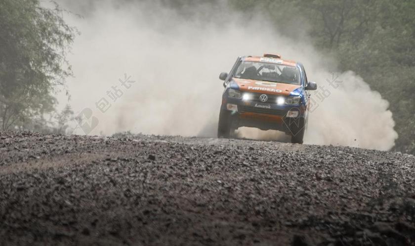 汽车现代正在山路上行驶的越野车汽车展示背景图片