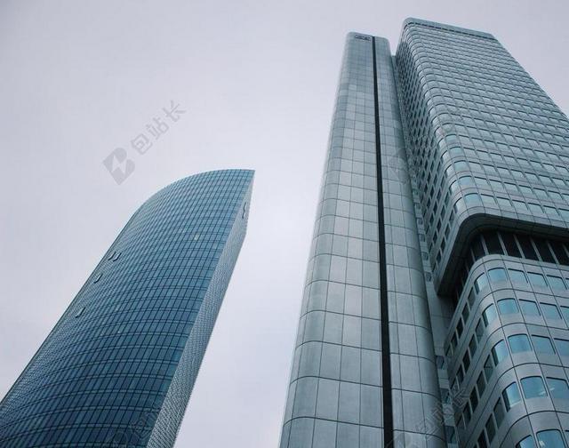 蓝色建筑雄伟仰望下的高楼大厦城市景观建筑设计背景图片