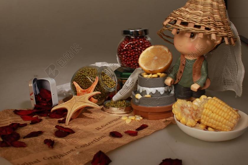 营销销售餐桌上的物品摆放背景图片