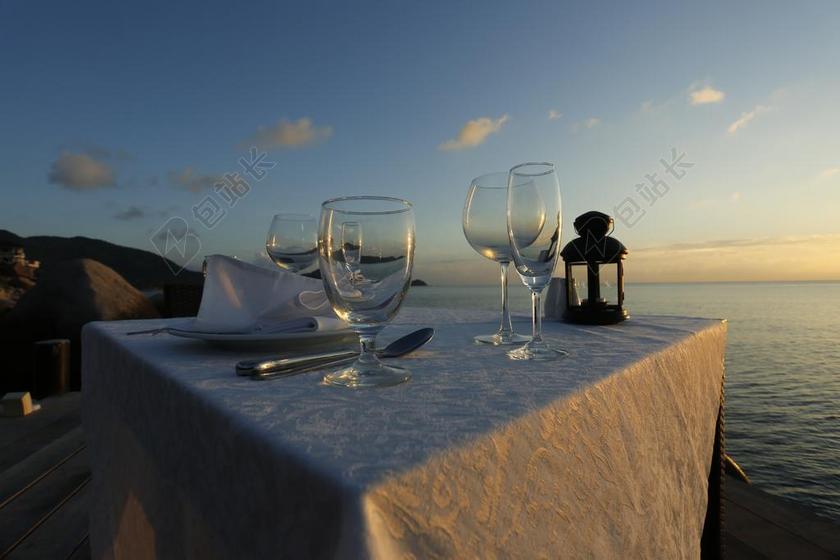 餐饮餐具齐全海边餐桌椅等就餐餐具休闲闲适背景图片