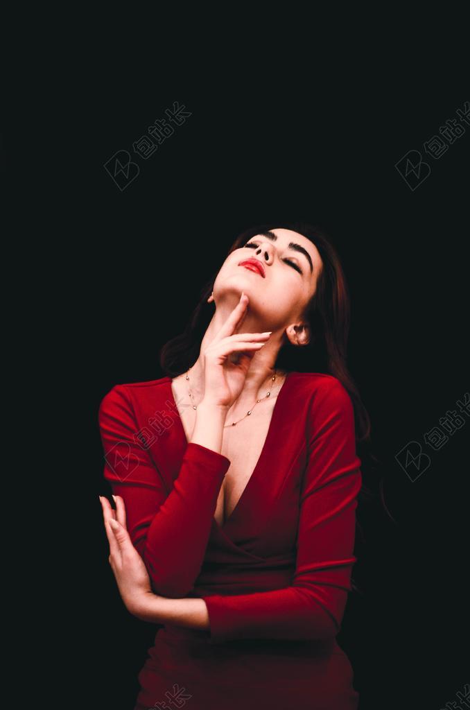广告时尚仰头的红衣女子背景图片
