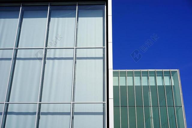 白蓝建筑极简蓝天下的玻璃墙面建筑设计背景图片