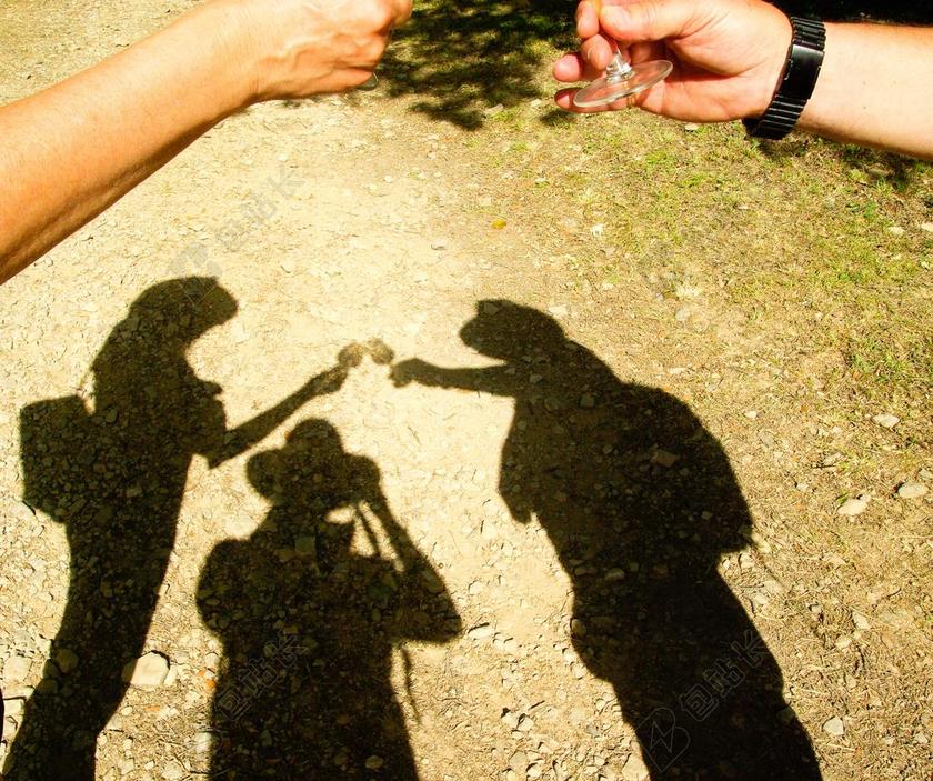 人物和谐相互敬酒的人物影子户外庆祝摄影背景图片