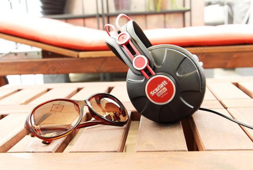唯美木凳上的眼镜和耳机背景图片