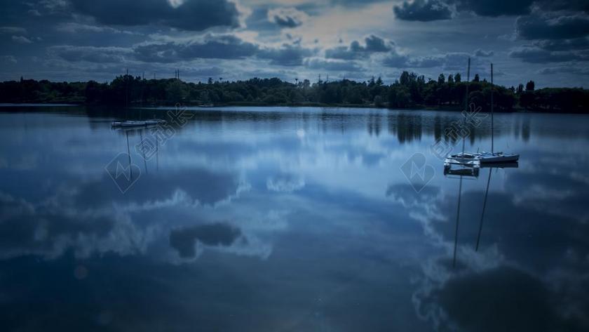 蓝色自然静谧树林湖水船只等景点旅游山水背景图片