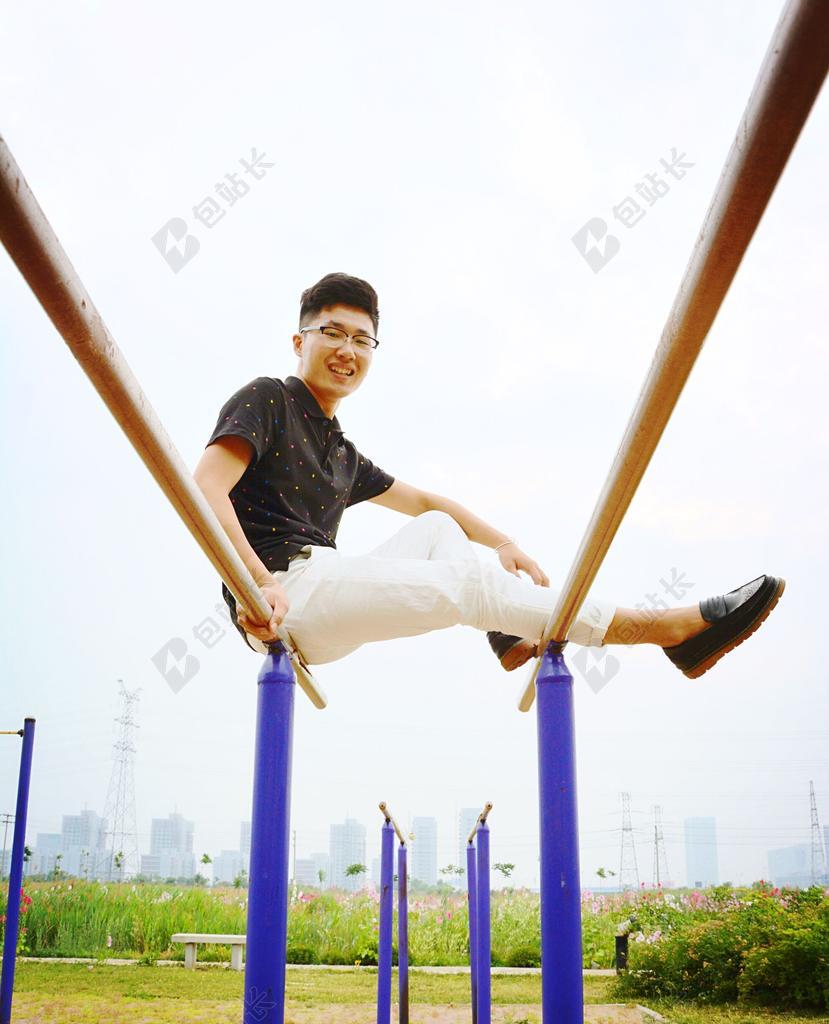 运动户外校园双杠背景图片