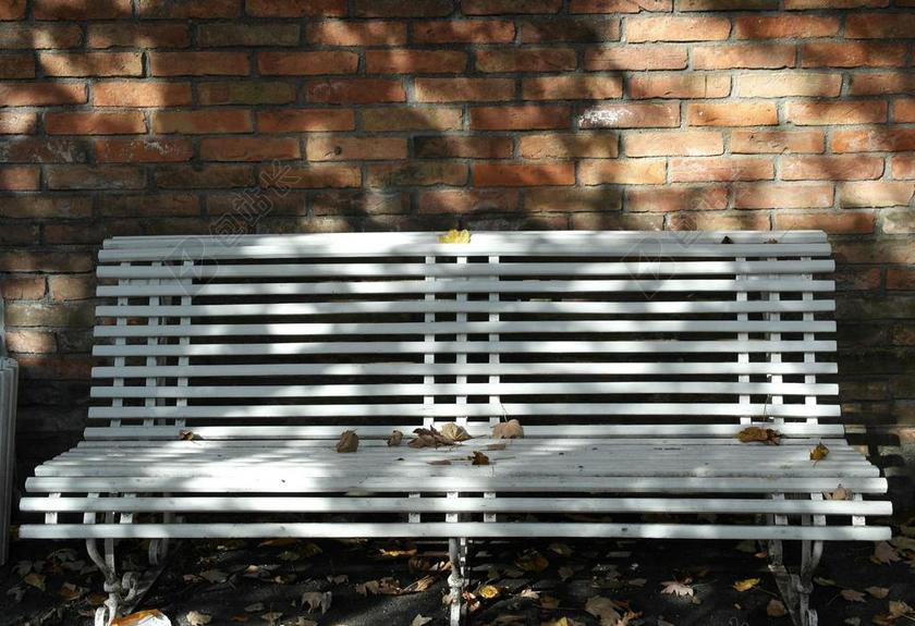 清新户外公园的长凳背景图片