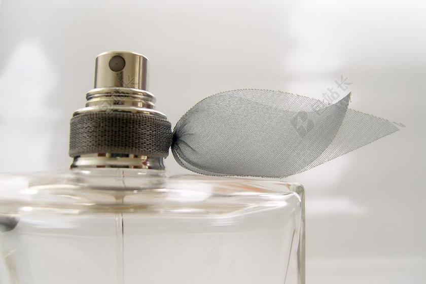 玻璃 瓶 香水 飘香 洒水车 气味