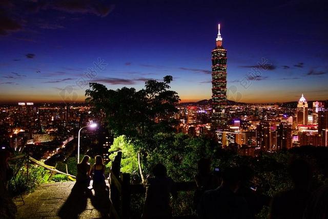 彩色建筑繁华夜幕下的霓虹都市城市夜景背景图片