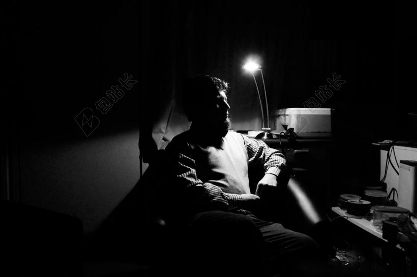 轮廓坐在思维思索书房工作背景图片