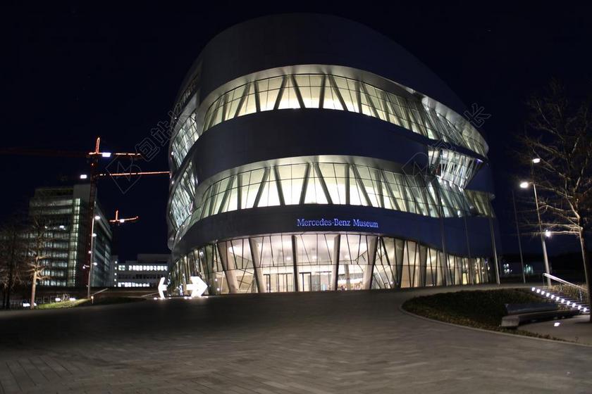梅赛德斯奔驰博物馆晚上灯火通明闹市背景图片